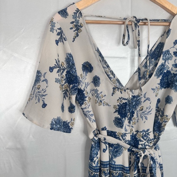 Floral Blue and White belted V neck and back lined romper size Small - Picture 7 of 9